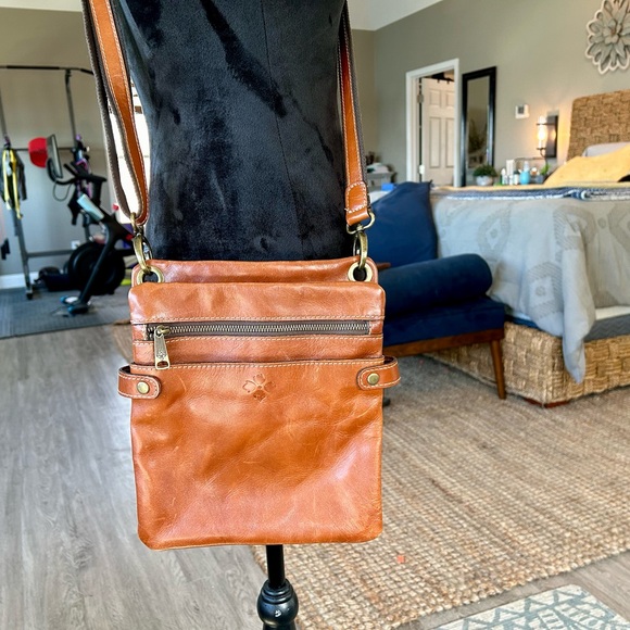 Patricia Nash Handbags - Beautiful tan leather Patricia Nash crossbody bag with pockets everywhere